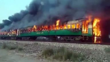 Incêndio em trem no leste do Paquistão deixa 74 mortos