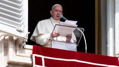 'Não há uma cultura pura que purifique os outros', diz Papa no Ângelus