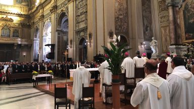 Em Roma, fiéis rezam na primeira missa em honra à Santa Dulce