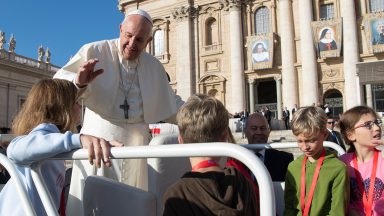 Papa aos fiéis: não ser um empecilho, mas facilitar a evangelização