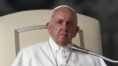Papa denuncia a hipocrisia de países que falam de paz e produzem armas
