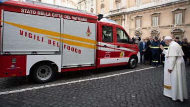 Papa aos bombeiros: rezo todos os dias pelos riscos que correm