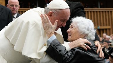 Vaticano realiza primeiro congresso internacional sobre idosos