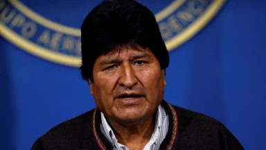 Em meio a protestos, Evo Morales renuncia à presidência da Bolívia