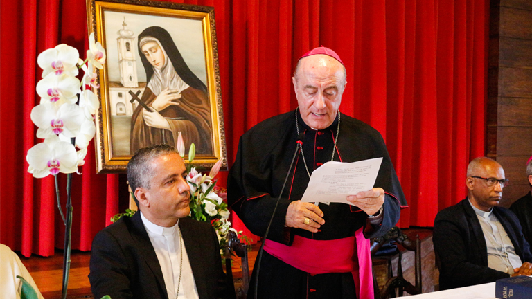 Freiras processam bispo após ele acusar a Madre Superiora de fazer