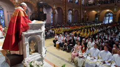 Papa encoraja jovens da Tailândia: “não tenham medo do futuro”