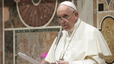 Em audiência, Papa pede justiça baseada no diálogo e no encontro