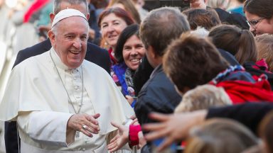 Papa pede que casais sejam igreja doméstica, onde cresça a fé