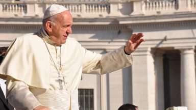 Papa doa cruz peitoral a Museu Internacional do Crucifixo na Itália