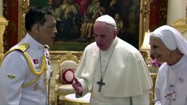 Papa se reúne com o rei da Tailândia no Palácio Real