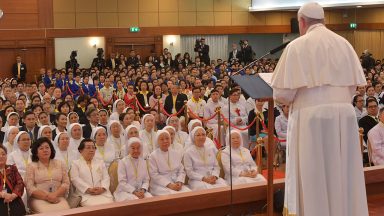 Papa Francisco visita hospital na Tailândia