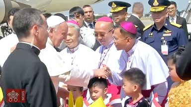 Autoridades políticas e religiosas acolhem o Papa na Tailândia
