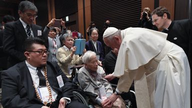 Papa pede compaixão ao encontrar sobreviventes de desastres no Japão
