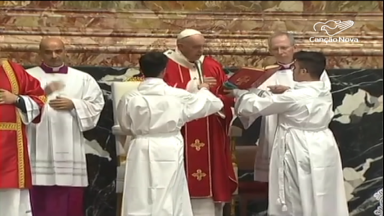 Papa Francisco celebra missa pelas almas de bispos e cardeais