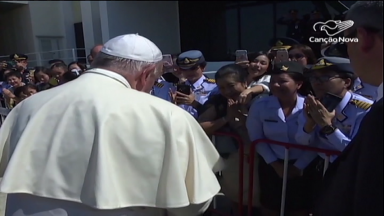 Em Bangcoc, Papa Francisco é recebido com festa pelos fiéis