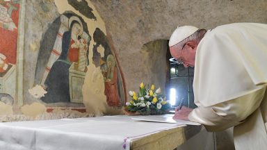 A Estrela e os pobres: há cinco anos, Papa visitou Greccio