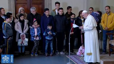 É preciso salvar toda vida humana, diz Papa a refugiados