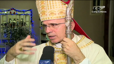 Bispo ajuda como pedreiro na reforma de catedral da própria diocese