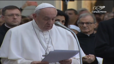 Papa reza diante da imagem da Imaculada Conceição no centro de Roma