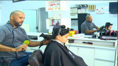 Barbeiro oferece cortes gratuitos a desempregados em Brasília
