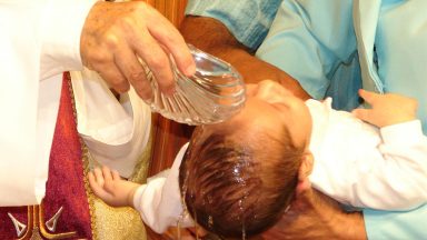 Papa: batizar desde criança, para crescer com a força do Espírito Santo
