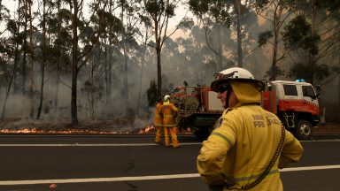 Devastada por incêndios, Austrália declara estado de emergência