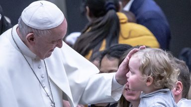O Papa: a família é o lugar que acolhe e cuida de todos, o ponto de partida