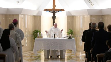 Cristãos sem alegria são prisioneiros das formalidades, alerta Papa