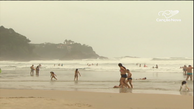Fique atento: praias cheias nem sempre são próprias para banho