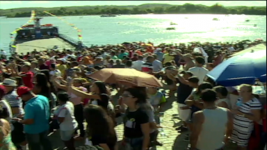 Em Penedo, Alagoas, procissão leva milhares ao Rio São Francisco