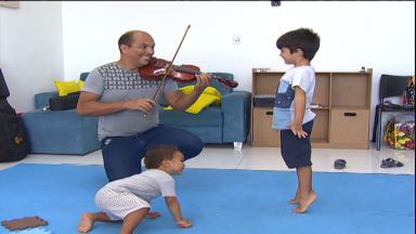 Aprender a tocar instrumentos musicais melhora raciocínio e disciplina
