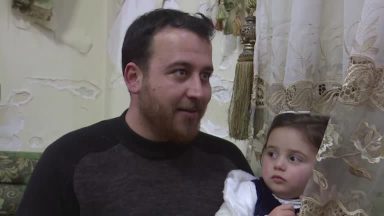 Síria: pai ajuda filha a encarar o medo das bombas por meio de risadas