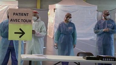 Na França, voluntários transformam ginásio em clínica contra pandemia