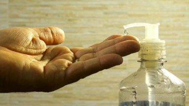 Farmácias de manipulação podem produzir e vender álcool gel ao público