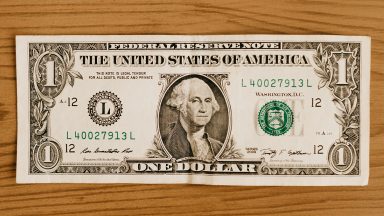 Dólar abre acima de cinco reais pela primeira vez na história