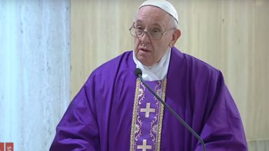 Em Missa, Papa reza pelos presos e lembra cristãos perseguidos