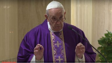 Missa online da Santa Marta: o Papa a oferece às vítimas do coronavírus