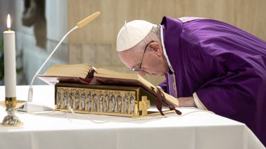 Profissionais de saúde: dando suas vidas para ajudar os outros, diz Papa