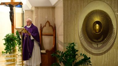 Papa reza pelos que permanecem amedrontados com a pandemia