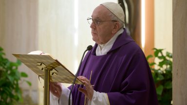 Papa pede que sociedade ajude os sem-teto e Igreja os acolha