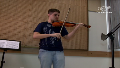 Projeto social ensina música clássica a adolescentes e crianças