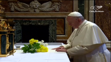 Papa reza para que relações na família floresçam sempre para o bem