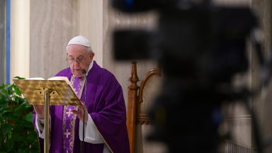 Papa reza pelos sem-teto: sofredores escondidos neste tempo de dor