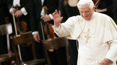 Bento XVI completa 93 anos e nova biografia será publicada em maio