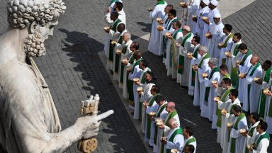 Em tweet, Papa Francisco chama sacerdotes à oração