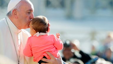 Papa: crianças que nascem em meio à pandemia são sinais de esperança