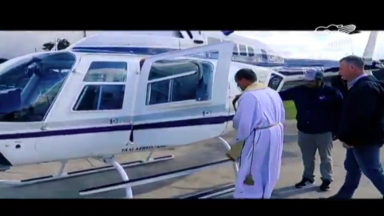 De um helicóptero, padre abençoa a cidade de Canela (RS)