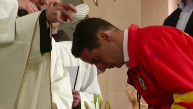 Ex-corredor que se tornou paramédico é batizado na Páscoa
