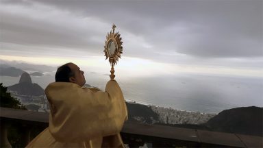 Do alto do Cristo Redentor, Rio recebe bênção do Santíssimo