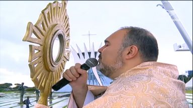 Sacerdotes levam Jesus Eucarístico em procissão pelas ruas de Brasília